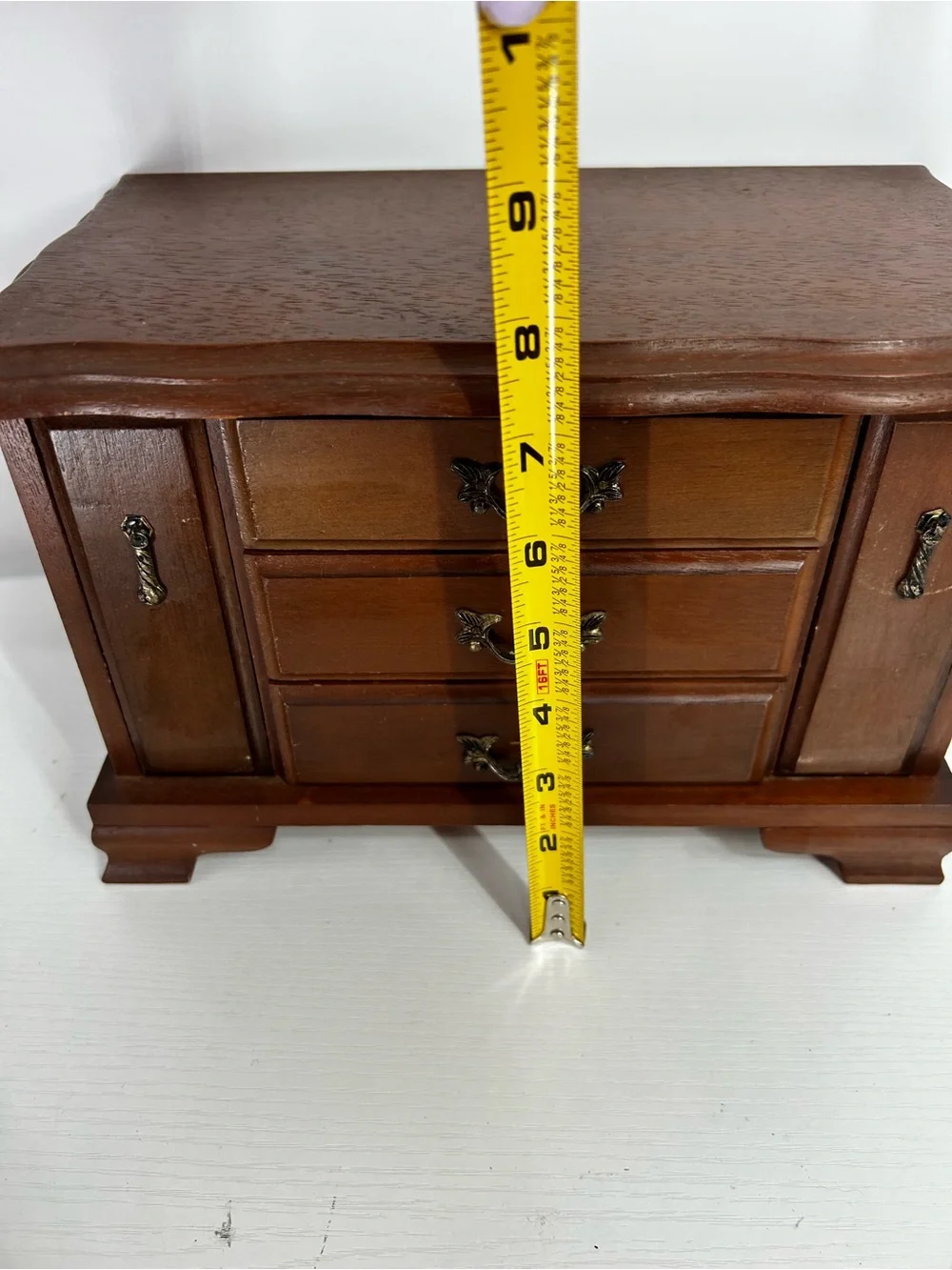 The Unbranded Brand elegant wooden